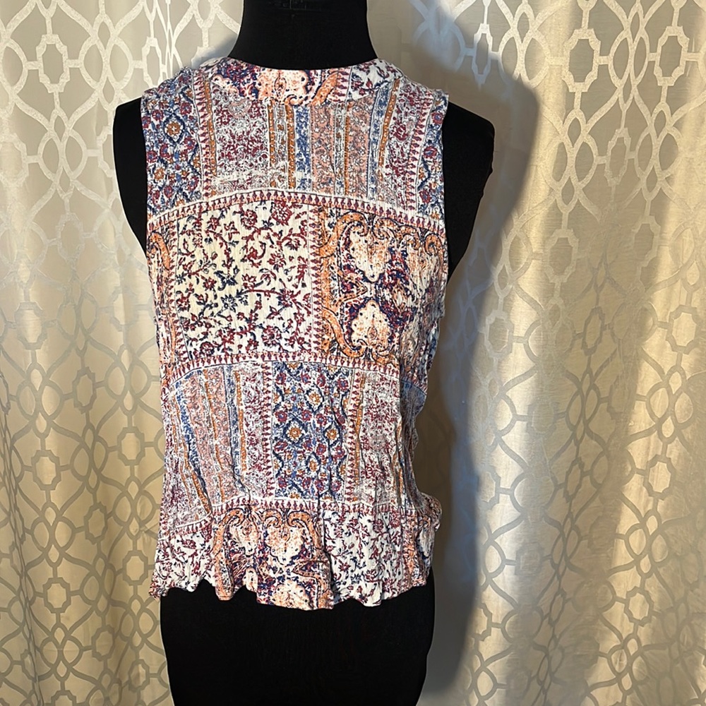 Womens patterned sleeveless top with button on back. Elodie Size M